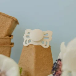 Frigg Fopspeen Butterfly maat 2 6-18 mnd Cream Blush 2 stuks